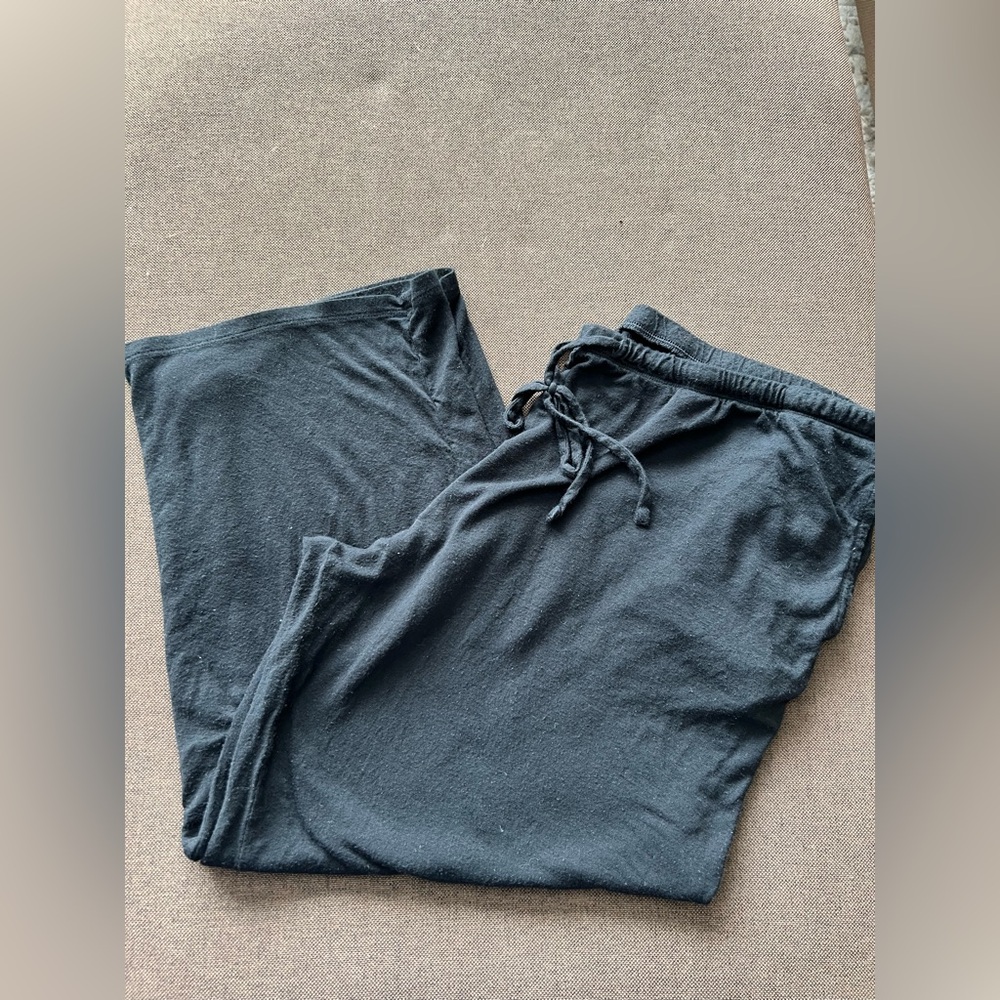 Ellen Tracy Black Capri Lounge Pants